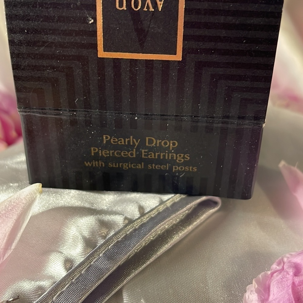 Vintage 1993 Avon “Pearly Drop” pierced earrings Faux Pearl/Gold Tone - Picture 2 of 5